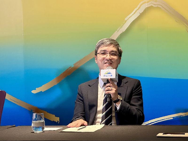 南山人壽23日舉行115年股東常會。潤泰集團總裁尹衍樑日前辭世,南山人壽董事長尹崇堯(圖)會後受訪表示,父親是很誠信正直的人,為人瀟灑自在,「真的是大俠心懷天下的風格」,他的精神與風骨對家人都有很深的影響