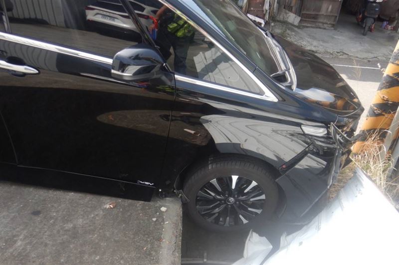 台中56歲男駕車自撞路邊圍欄、電桿。(圖/翻攝畫面)