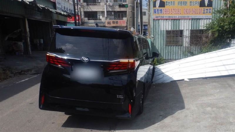阿法自撞電桿!台中56歲男脖子鮮血直流