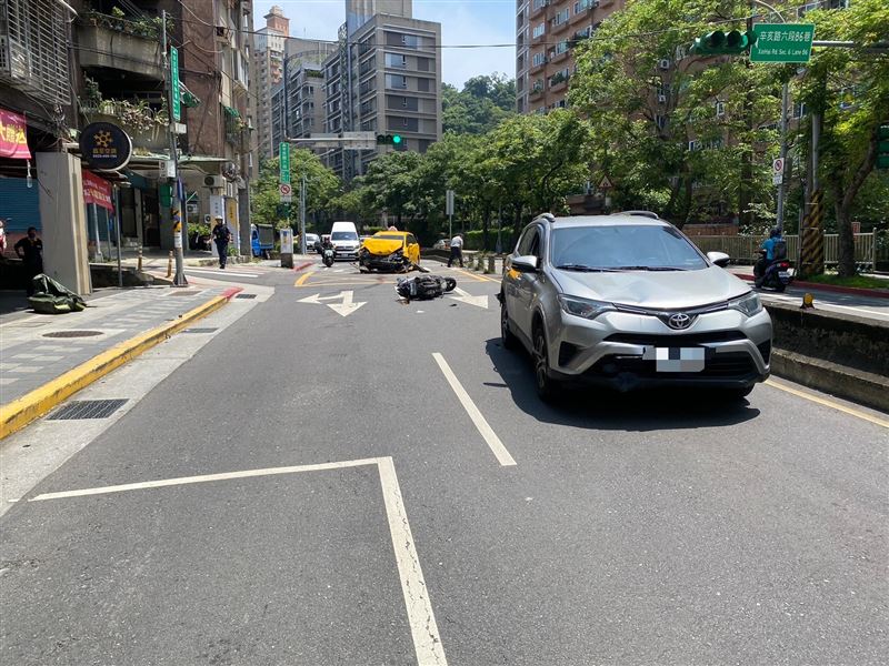 台北市文山區辛亥路六段今(23日)上午發生一起計程車追撞小客車、機車車禍。(圖/翻攝畫面)
