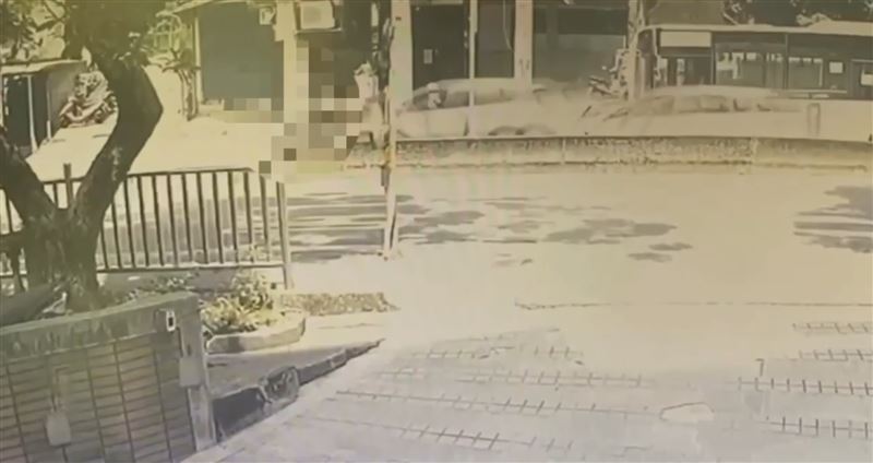 周姓男子當時駕駛計程車載吳姓乘客,疑似未注意前車狀況釀禍。(圖/翻攝畫面)