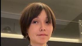 被網友封為「反指標女神」的巴逆逆開直播談論市場走勢。（圖／翻攝自臉書）