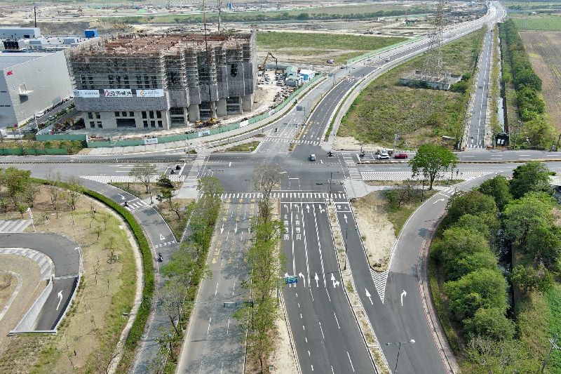 台南都會區北外環銜接樹谷園區連絡道工程新闢30公尺寬道路，雙向配置快車道及機慢車道，預計6月底可全線開放通行。（台南市政府提供）
