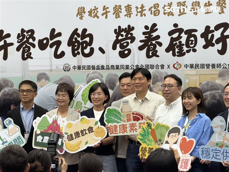 民進黨新北市長參選人蘇巧慧、桃園市長參選人黃世杰、彰化縣長參選人陳素月、宜蘭縣長參選人林國漳挺營養午餐專法。（圖／記者劉秀敏攝影）