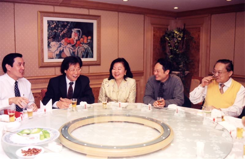 吳靜吉博士2001年與馬英九、陳郁秀、李安、金庸等人聚餐。(圖/臺北戲劇獎提供)