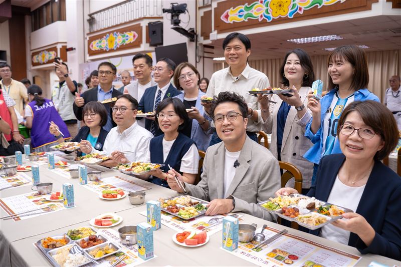 民進黨新北市長參選人蘇巧慧、桃園市長參選人黃世杰、台北市長參選人沈伯洋、彰化縣長參選人陳素月、宜蘭縣長參選人林國漳挺營養午餐專法。（圖／陳培瑜辦公室提供）