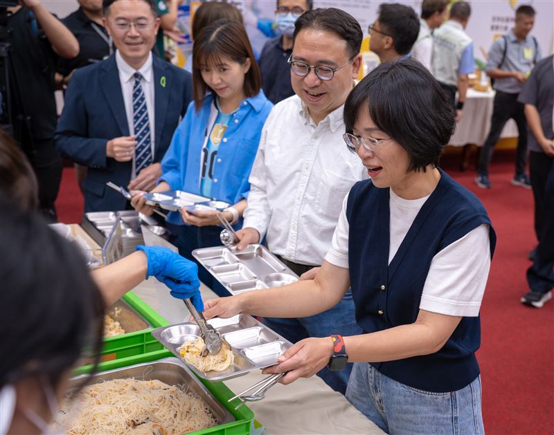 陳培瑜邀請多位黨籍縣市長參選人及立委共同體驗營養午餐，並表達對營養午餐專法的力挺。（圖／陳培瑜辦公室提供）