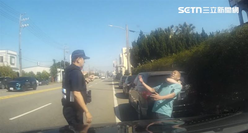 魯男一度與員警發生推擠拉扯，經壓制後帶回派出所依法進行保護管束。（圖／翻攝畫面）