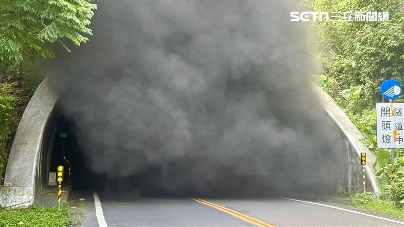 隧道大量濃煙,增加搜救困難度。(圖/翻攝畫面)