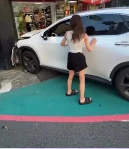 桃園一名34歲林姓女子載著3歲女兒，昨晚駕車行經桃園區中山東路時突然失控，連續擦撞2輛轎車後，再衝撞路旁店家才停止。(圖／翻攝自Threads）