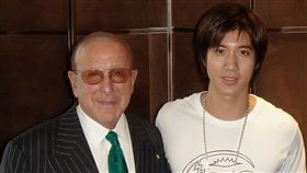 被譽為「流行音樂教父」的Clive Davis日前辭世，享耆壽94歲。曾受他提攜的王力宏今發文悼念。（圖／西東音樂提供）