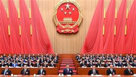 中國第十四屆全國人大會議通過《民族團結進步促進法》並將於7月1日上路，當中將法律責任延伸到「境外組織和個人」，引發高度關注（圖／翻攝自新華社） 