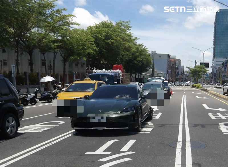 保時捷遭後車追撞,在現場傳出巨大聲響。(圖/翻攝畫面)