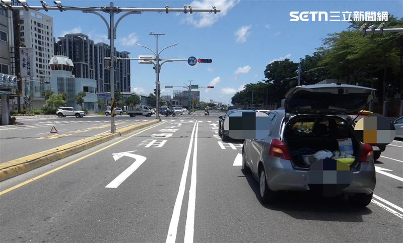 保時捷遭後車追撞,在現場傳出巨大聲響。(圖/翻攝畫面)