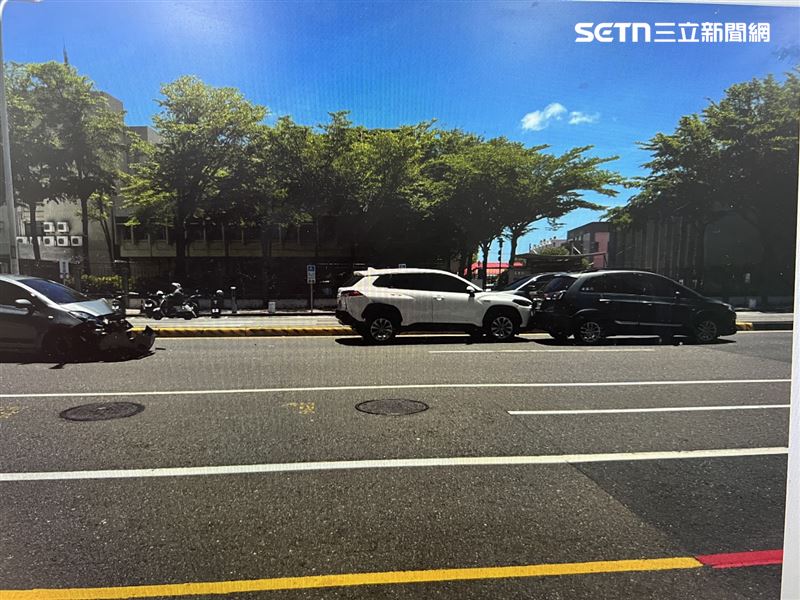 對向車道駕駛疑似因為分神看車禍,也發生三車連環撞意外。(圖/翻攝畫面)