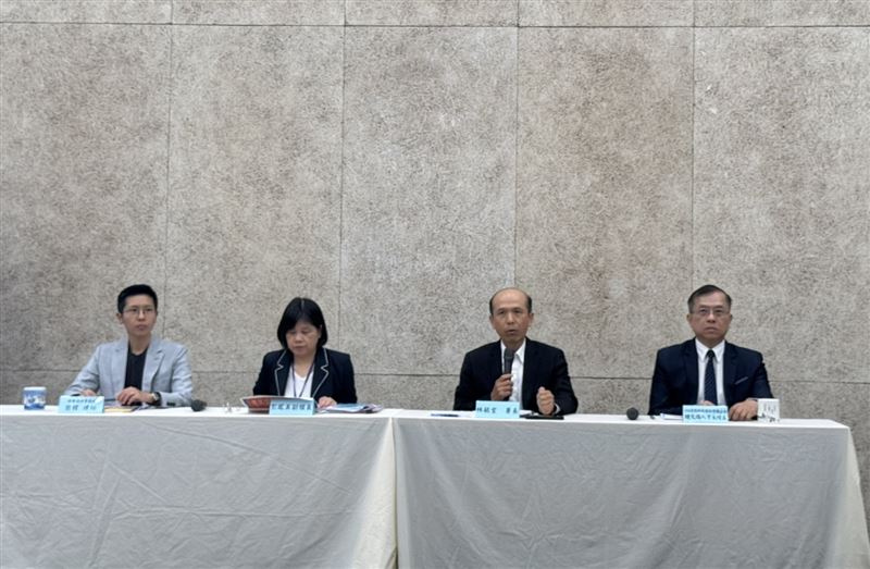 勞動部職安署長林毓堂(右二)、勞動部職安署職業衛生健康組副組長彭鳳美(左二)、104資訊科技股份有限公司人才永續長鍾文雄(右一)與瑋燁法律事務所律師翁瑋(左一)6月23日在勞動部舉行「因應職安法職場霸凌防治新法上路配套措施」記者會,公告「職場霸凌防治措施準則」及「地方主管機關受理最高負責人職場霸凌事件申訴處理辦法」兩項子法。(圖/記者廖珪如攝影)