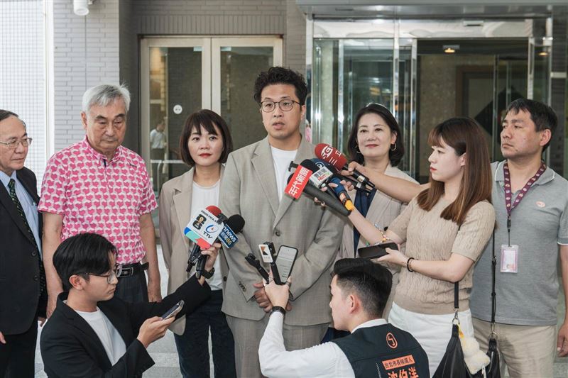 蔣萬安太常談論如廢監察院、問別人黨綱等事情,希望能回歸市政。(圖/沈伯洋辦公室提供)