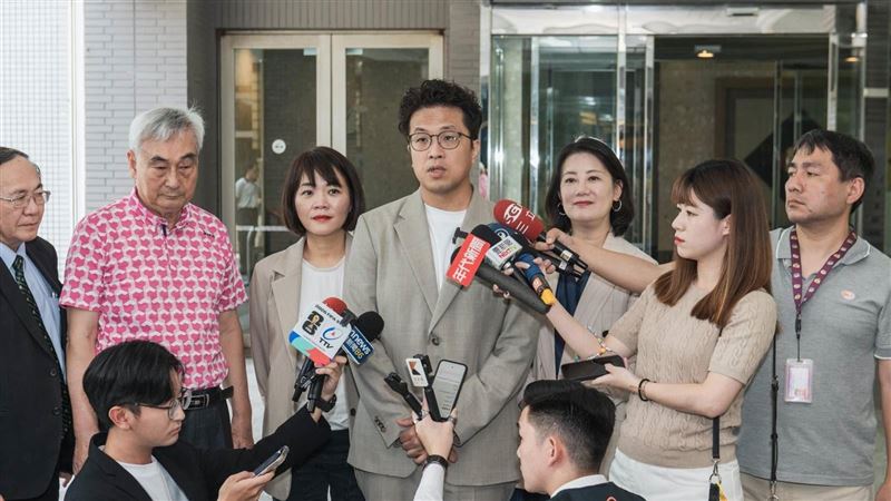 鄭麗文打臉蔣萬安!沈伯洋再批蔣1事