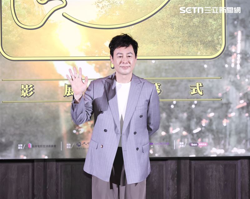 張頌文首度來台超興奮,在台灣街頭觀察生活小細節,每一處都不放過。(圖/記者田俊彥攝影)