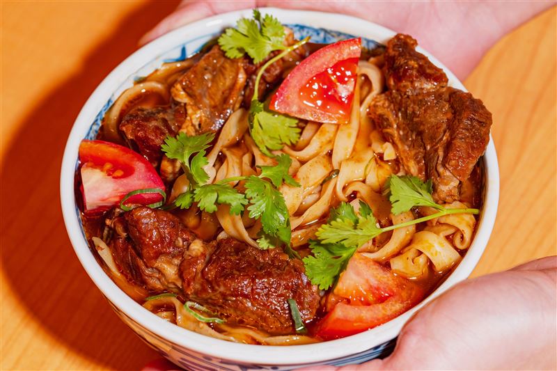 大安店限定「番茄牛肋麵」。(圖/宵夜牛肉麵大王提供)