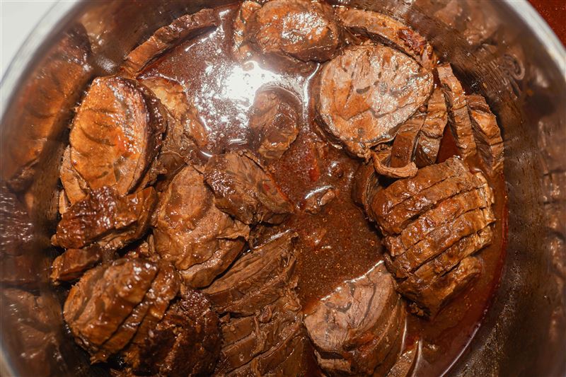 「宵夜牛肉麵大王」創立不到1年就拿台北牛肉麵節金牌,致勝關鍵在於靈魂湯頭。(圖/宵夜牛肉麵大王提供)