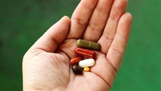 命理師摸頭腳發膠囊涉非法醫療　獲判無罪