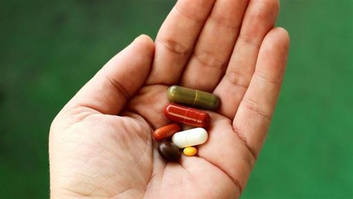 命理師摸頭腳發膠囊涉非法醫療　獲判無罪