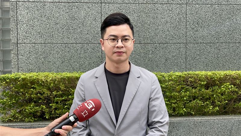 對於看板沒有鄭麗文,凌濤回應說,鄭麗文日前也提到,因為是縣市首長、九合一的地方大選,若與她合掛看板「可能怪怪的」。(圖/凌濤提供)