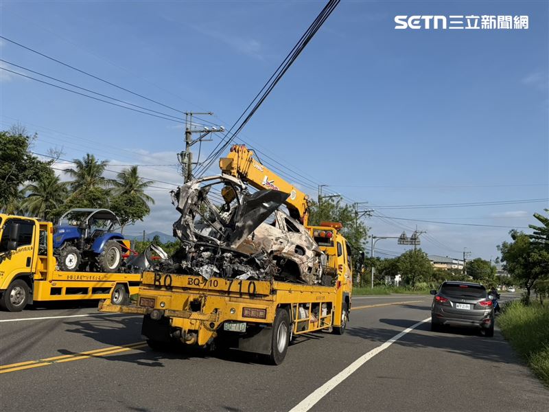 駕駛受困嚴重變形的車體內,活活燒成焦屍,面目全非。警方以車牌追人,比對車主是29歲陳姓男子,在屏東服役擔任空軍士官。(圖/民眾提供)