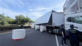 陳男駕駛貨櫃車撞上分隔島，之後又撞擊路旁民宅，呈現安非他命及依托咪酯毒品陽性反應，車上還查扣一把改造槍枝。（圖／翻攝畫面）