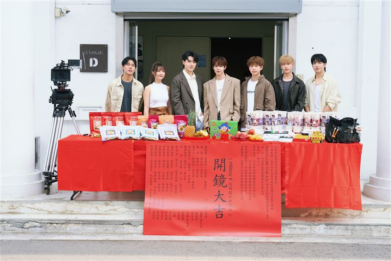 《這個殺手非常冷》今舉行開鏡儀式，主演SpeXial易恩、ARKis隊長Alex、 F.F.O 陳俊希、劉浩文、威廉（張兆葳）、劉宥慳、黃云歆共同上香祈福。（圖／LINE TV提供）