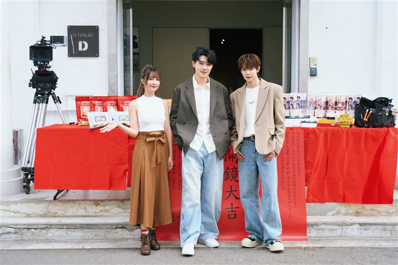 黃云歆（左一）飾演腐女導演。（圖／LINE TV提供）