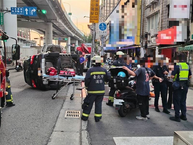 台北市大同區鄭州路,發生驚悚車禍事故,黑色自小客車失控側翻,整台車橫躺馬路中央。(圖/翻攝畫面)