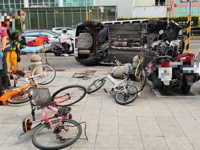 台北市大同區鄭州路,發生驚悚車禍事故,黑色自小客車失控側翻,整台車橫躺馬路中央。(圖/翻攝畫面)