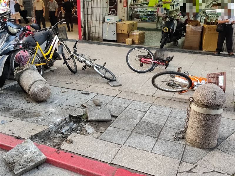 台北市大同區鄭州路,發生驚悚車禍事故,黑色自小客車失控側翻,整台車橫躺馬路中央。(圖/翻攝畫面)