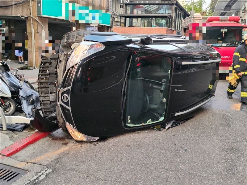 北市鄭州路驚悚車禍!汽車側翻橫躺路中央