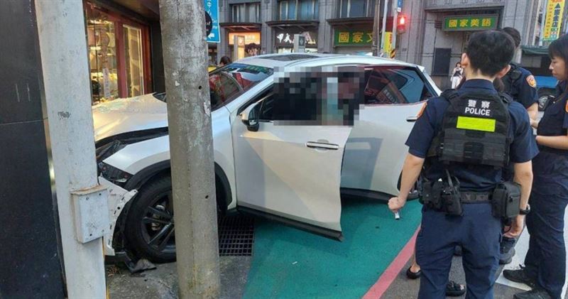 林姓女網紅載3歲女兒毒駕,連撞2車失控撞進安全帽店,檢方複訊後聲押。(圖/翻攝畫面)