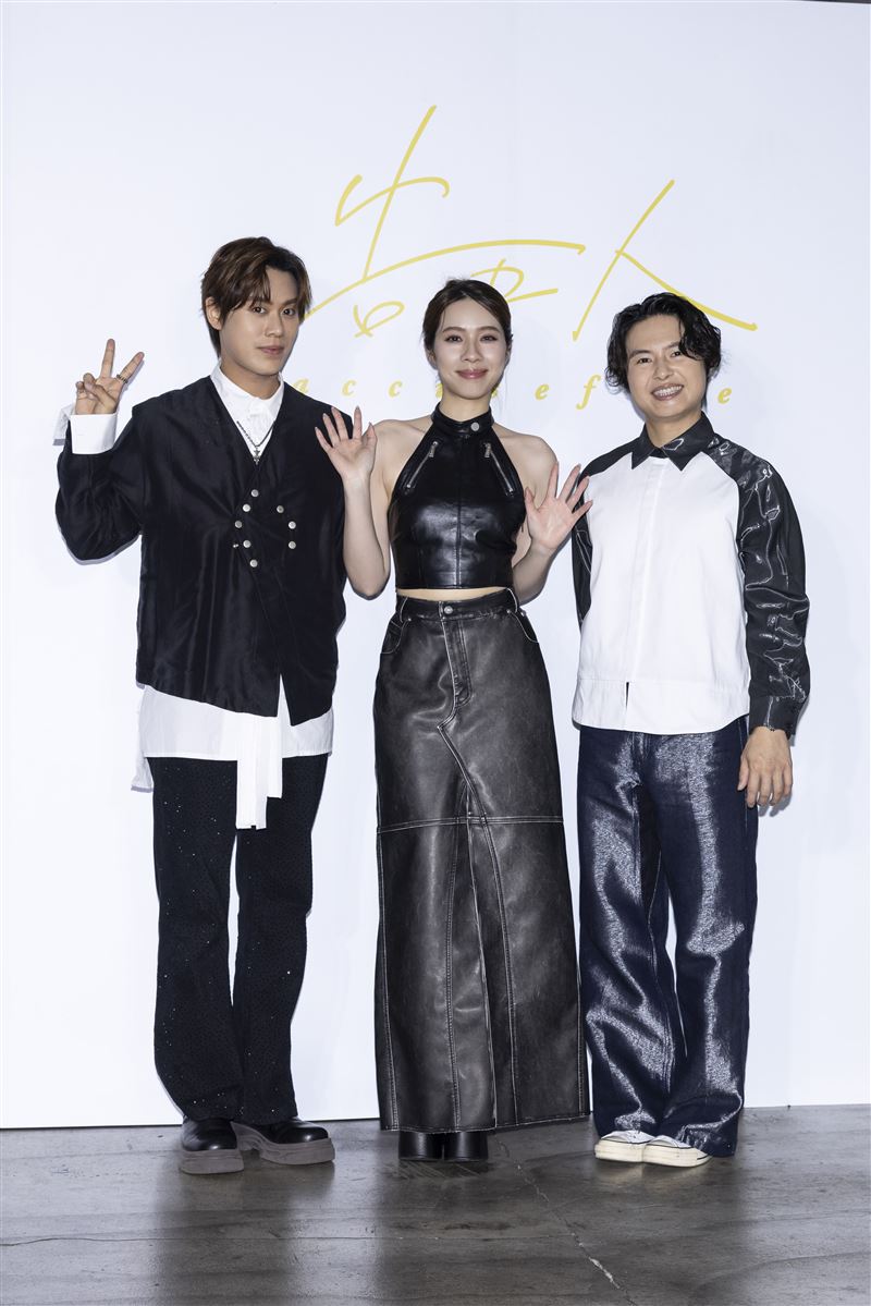 「告五人」雲安(左起)、犬青、哲謙分享金曲紅毯備戰進度。(圖/相信音樂提供)