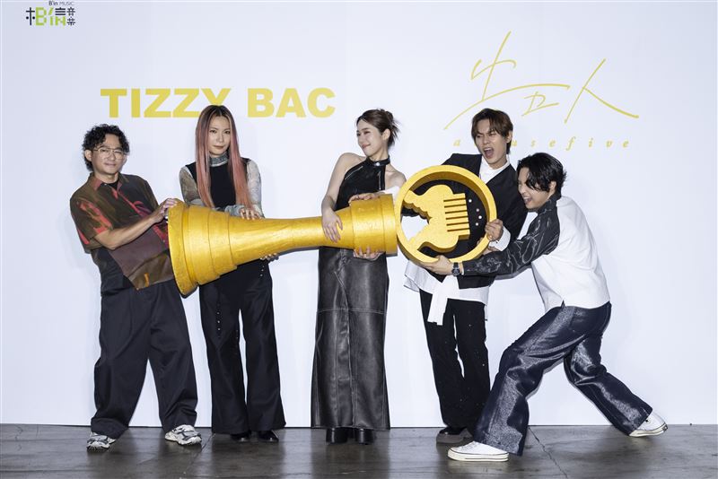 Tizzy Bac(左)、告五人(右)共同角逐首座最佳樂團獎。(圖/相信音樂提供)