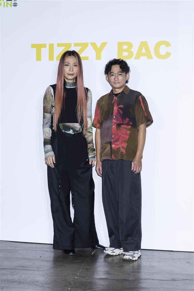 「Tizzy Bac」陳惠婷(左)、林前源(右)出席金曲入圍訪問。(圖/相信音樂提供)