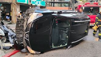 北市鄭州路驚悚車禍！汽車側翻橫躺路中央