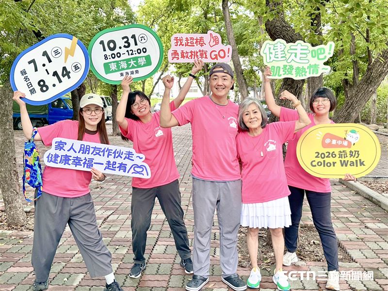 大家看得出來照片中哪一個是「謝阿嬤」嗎?運動果真是最佳的保養品,阿嬤和兒子與基金會的工作人員一起拍攝今年的活動宣傳照,沒想到整個人看起來神采奕奕、氣色紅潤,非常的凍齡,讓許多人年輕人都大讚:「完全看不出來74歲啊!」(圖/弘道基金會授權提供)