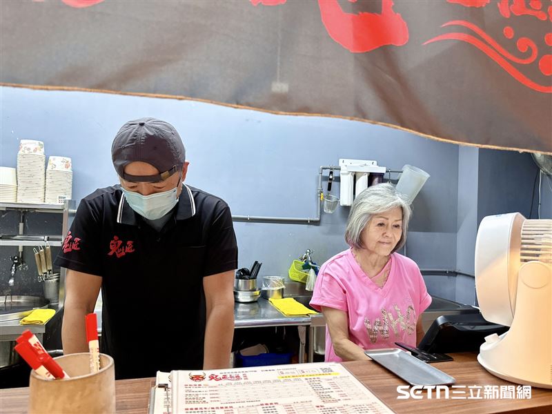 謝阿嬤平時也會到兒子經營的拉麵店幫忙,一方面當作運動、維持活動量,另一方面也能陪伴家人、分擔店裡的工作。對她而言,能夠重新站立、自由走動,甚至幫忙招呼客人、處理簡單事務,都是過去躺在病床上時不敢想像的幸福。(圖/弘道基金會授權提供)