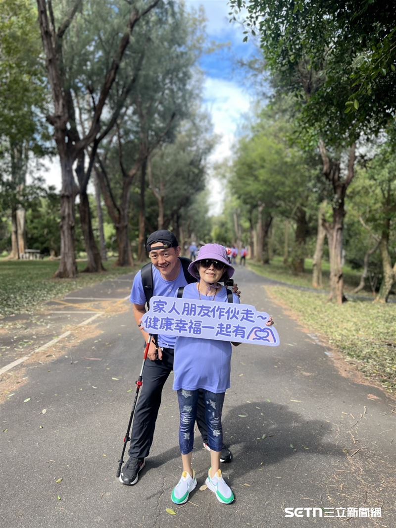 謝阿嬤去(2025)年和兒子一起參加「爺奶Color Walk」,順利挑戰成功3公里路程的競走,今年得知活動會續辦,她二話不說再邀兒子同行。(圖/弘道基金會授權提供)