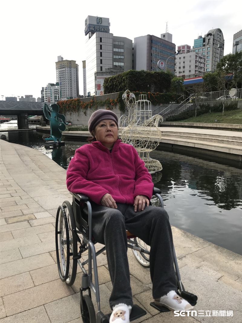 謝阿嬤多年前經歷生死關頭,好不容易奇蹟般甦醒,但卻沒辦法站起來和行走,臥床和坐輪椅許久,但靠著兒女的陪伴加上她努力不懈的復健,最後終於不需要輔具,能自己站起和走路,現在甚至能參加健走活動等。(圖/家屬提供)