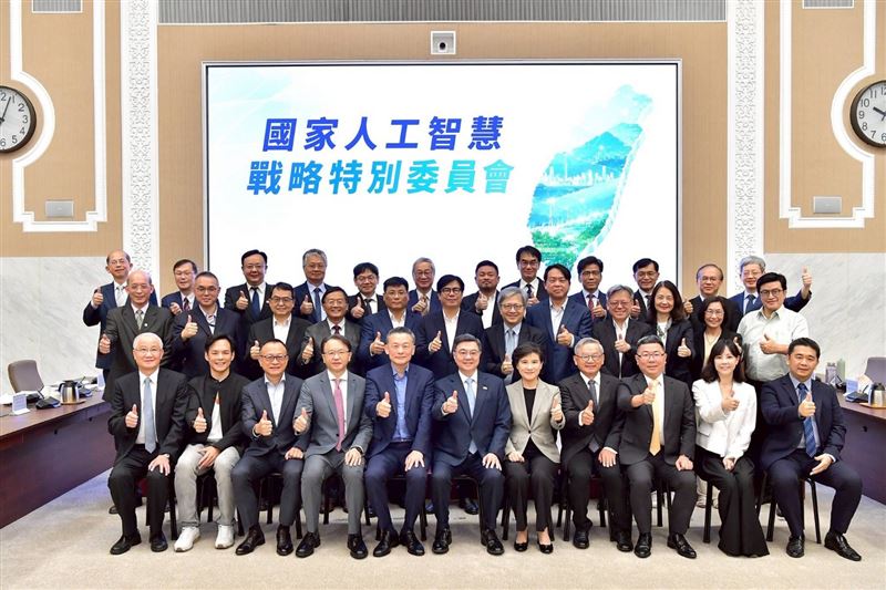 行政院長卓榮泰今（23）日主持「國家人工智慧戰略特別委員會」首場會議。（圖／行政院提供）