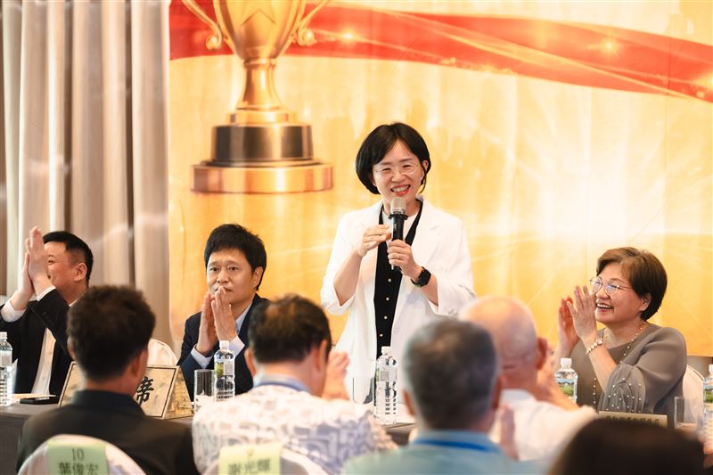蘇巧慧出席「全國工人總工會」會員大會,受到全體會員熱烈歡迎,眾人高喊「凍蒜!」「未來市長好!」工會理事長張家銘更大力稱讚蘇巧慧,在立法院長期照顧勞工權益。(圖/蘇巧慧辦公室提供)