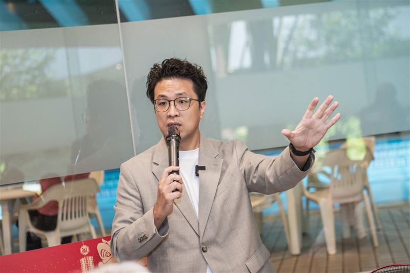 沈伯洋指出,很多人應該都可以感受到台北的城市脈動已經消失了,台北要進入「首都2.0」,也要多和其他城市交流,推出的觀光熱點不能永遠只有台北101或故宮,而是要有更具淵源的歷史廊道。(圖/沈伯洋辦公室提供)