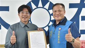 花蓮市長魏嘉彥國民黨縣黨部登記參選連任國民黨花蓮市長魏嘉彥（左）表示，自己依規定完成黨內登記程序，且登記期間並無其他黨員角逐市長提名，沒想到黨部卻僅同意以報備方式來參選，實在不明所以。圖為魏嘉彥4月就到花蓮縣黨部登記參選連任。（魏嘉彥競選辦公室提供）中央社記者李先鳳傳真　115年6月23日