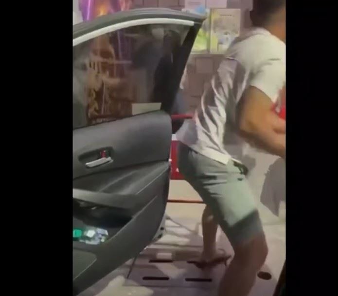 台東玄濟宮晚間遭不明人士潑灑穢物，當時「濟顛禪師」鄔馨茹正在直播中。（圖／翻攝宗教爆報）